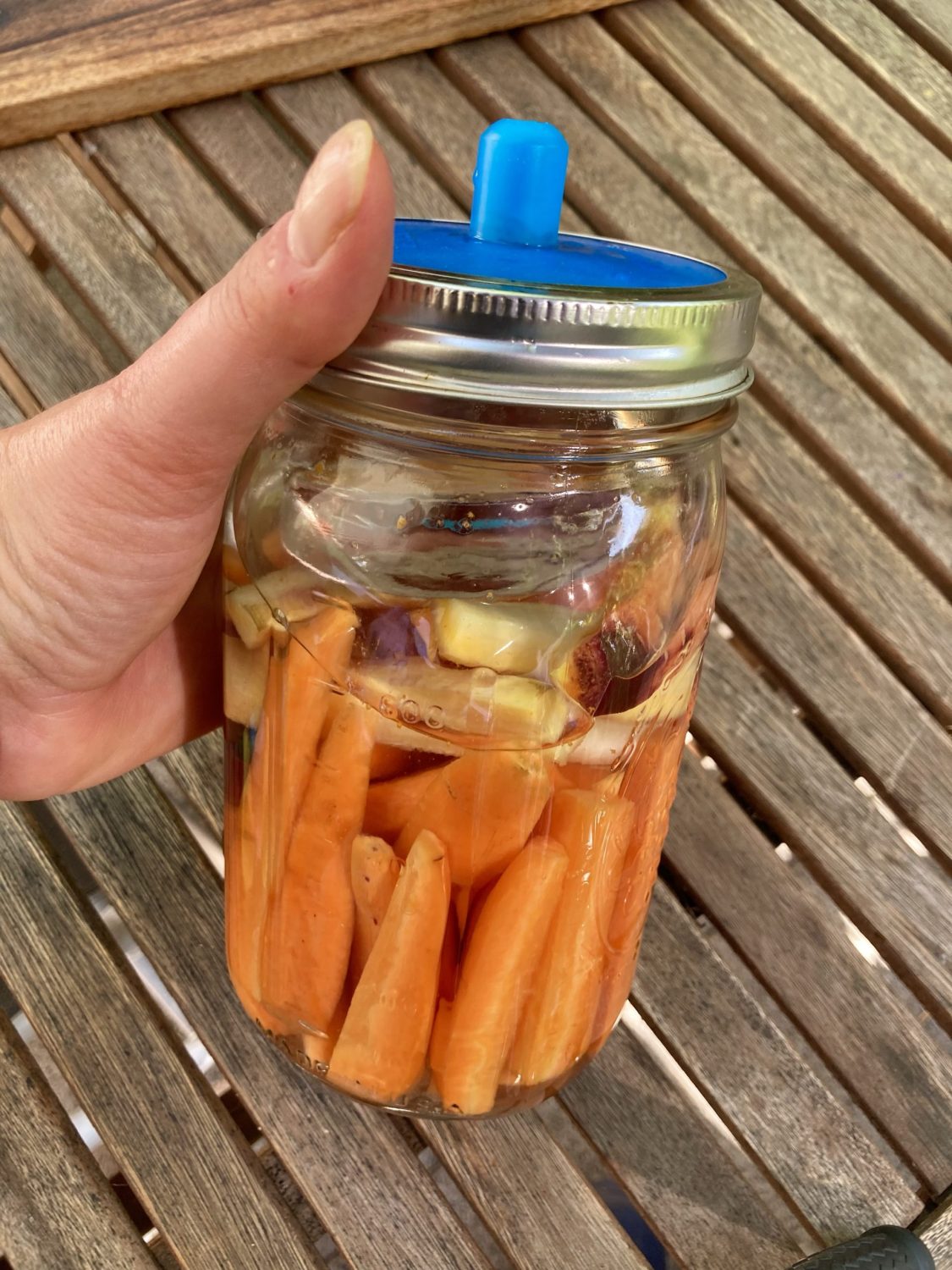 Karotten fermentieren in Jar mit Mason Tops.