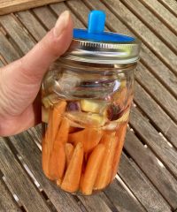 Karotten fermentieren in Jar mit Mason Tops.